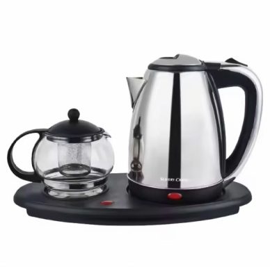 Draadloze Waterkoker RVS waterkoker en glazen theepot op een zwart plateau.