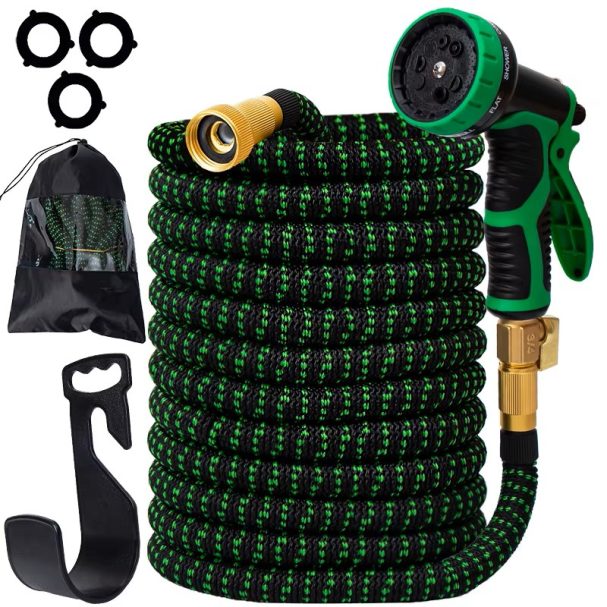 Groene en zwarte tuinslang met spuitmond en accessoires, opgerold en klaar voor gebruik.