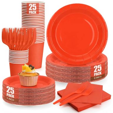 met Wegwerp Kartonnen Borden, Servetten en Bekers - Wegwerpservies voor Verjaardagsdecoratie Set van oranje wegwerp servies, inclusief borden, bekers, bestek en servetten.