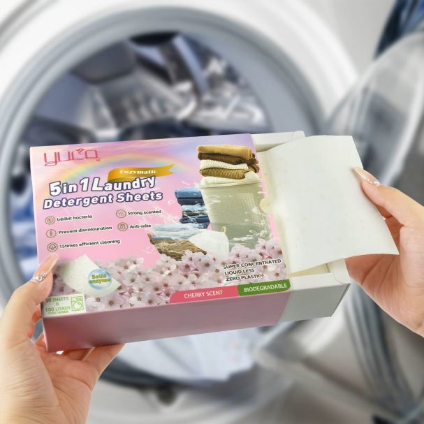 Handen houden een verpakking van wasverzachter met bloemenmotief voor de was.