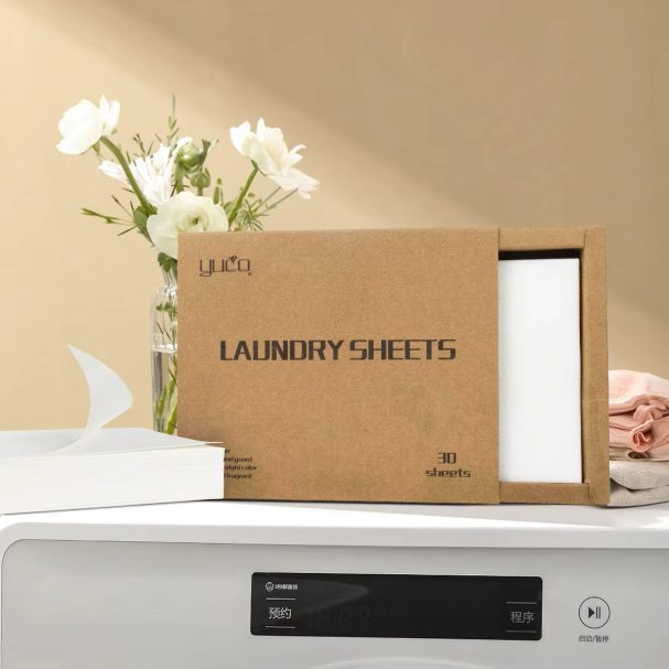 Verpakking van wasvellen met een bloemstuk op een wasmachine.